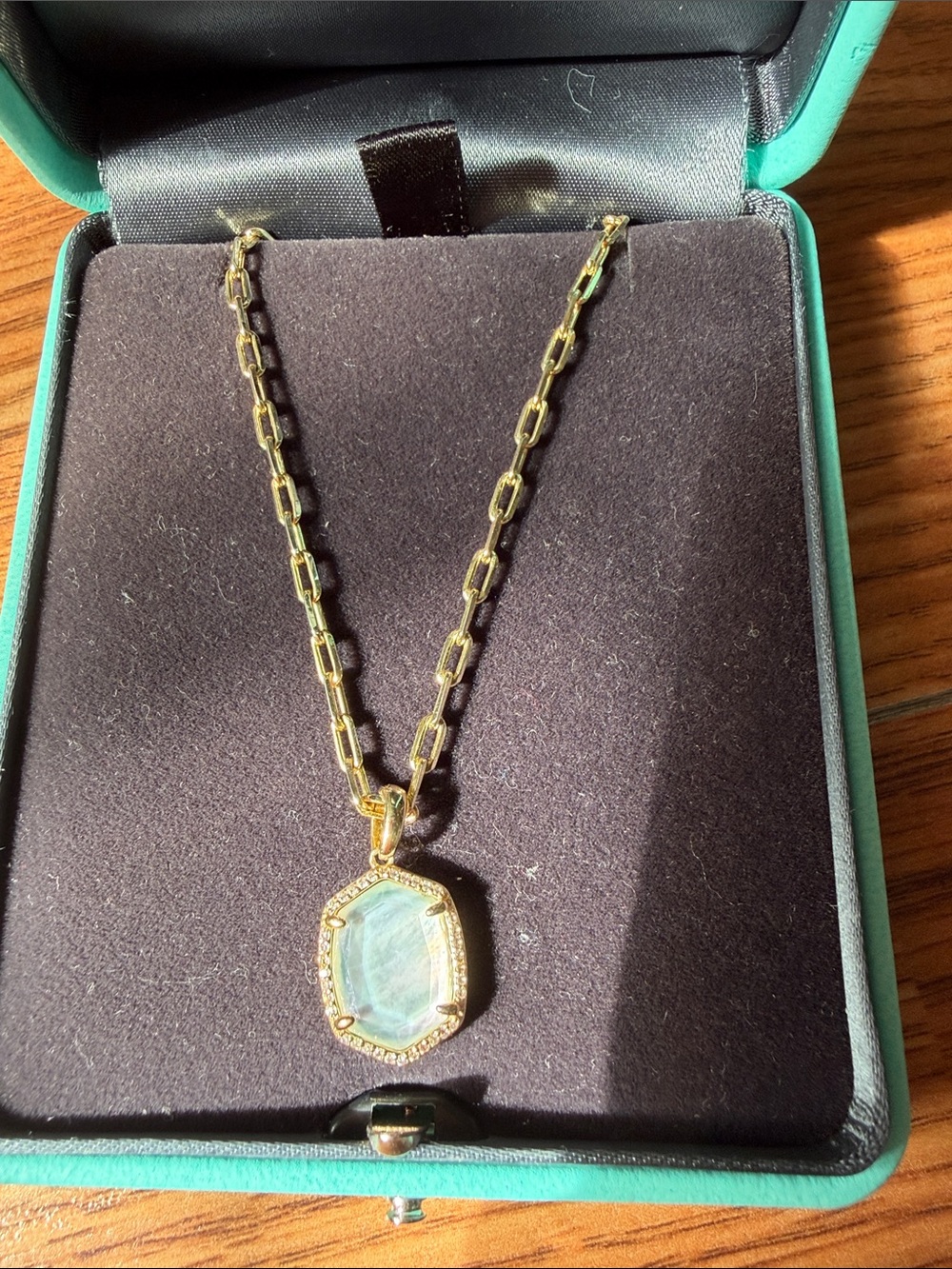 Kendra Scott Gold Necklace(99% new) white opal